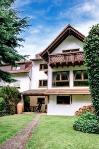 an image of a house with a yard at birds-nest Ferienhaus Balkon Waldblick Kamin in Darstein