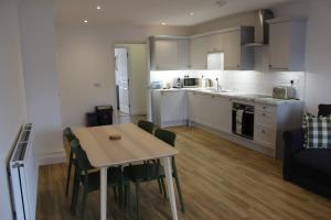 Kuchyň nebo kuchyňský kout v ubytování Modern, spacious one bed flat in heart of Monmouth