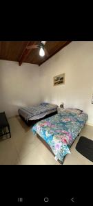 two beds sitting in a room with at Recanto Videira Rota do Vinho in São Roque