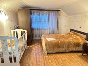 Postel nebo postele na pokoji v ubytování Chkalovka Guest House With Sevan View