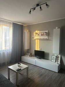 a living room with a tv and a coffee table at CENTRAL VIEW APARTAMENT in Arad