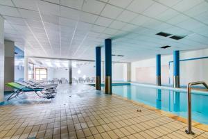 una piscina con sedie e una piscina di Appartement 2 Pièces Duplex 7 Personnes Terrasse MAE-9221 a La Féclaz