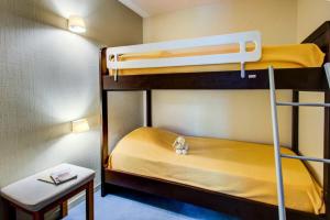 una stanza con due letti a castello e un tavolo di Appartement 2 Pièces Duplex 7 Personnes Terrasse MAE-9221 a La Féclaz