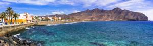 a view of a beach with a mountain in the background at El Rinconcito de Ensueño in Gran Tarajal