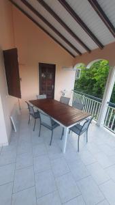 Μπαλκόνι ή βεράντα στο Au cœur de douenel bouillante cheques vacances acceptées +3 φωτογραφίες