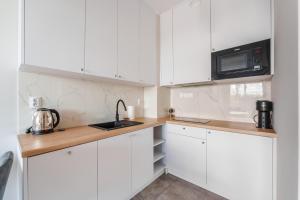 Η κουζίνα ή μικρή κουζίνα στο Apartament Messa White I z Basenem Letnim by HolidaySun +18 φωτογραφίες
