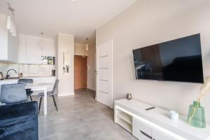 Μια τηλεόραση ή/και κέντρο ψυχαγωγίας στο Apartament Messa White I z Basenem Letnim by HolidaySun