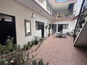 ein Zimmer mit einem Innenhof mit Topfpflanzen in der Unterkunft Gran casa para amigos a 4 cuadras del Zocalo in Oaxaca de Juárez