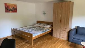 1 dormitorio pequeño con 1 cama y armario en Semper Liberi, en Maribor