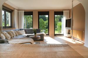 ein Wohnzimmer mit Sofa und Fernseher in der Unterkunft Ferienhaus in Brandenburg an der Havel in Brandenburg an der Havel