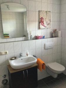 Koupelna v ubytování FeWo Beistoi + 12 fotografií