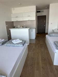 Postel nebo postele na pokoji v ubytování Apartmani Casper + 2 fotografie