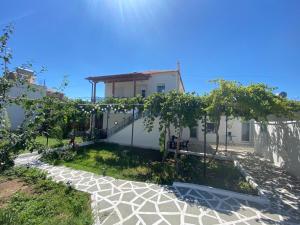 a house with a garden in front of it at Silvia in Skala Sotiros
