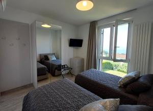 a hotel room with two beds and a window at Villa Doris in Lazise