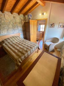 una camera da letto con un letto e un muro di pietra di Casa da iapa a Soajo