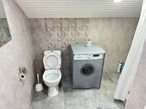 Ένα μπάνιο στο Chkalovka Guest House With Sevan View
