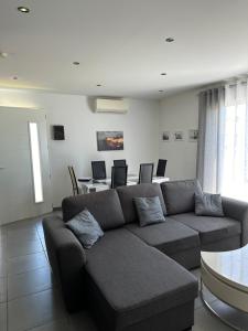 salon z kanapą i stołem w obiekcie A 700m de la plage,villa FAMIGLIA avec piscine w mieście Santa-Lucia-di-Moriani