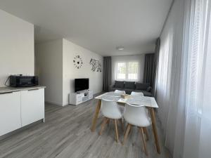 Televízia a/alebo spoločenská miestnosť v ubytovaní LAWIS Apartments