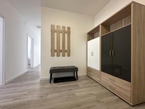 Televízia a/alebo spoločenská miestnosť v ubytovaní LAWIS Apartments