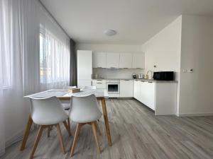 Kuchyňa alebo kuchynka v ubytovaní LAWIS Apartments