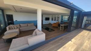 a living room with a couch and a table at Magnifique penthouse 160m2 terrasse 90m2 vue mer in Tangier