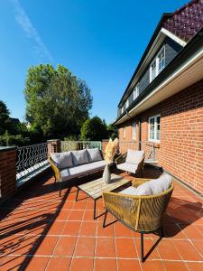 沙博伊茨Familientraum an der wunderschönen Ostsee in Scharbeutz - Strandnah, kostenloses Parken & Terasse!W2的屋顶上带沙发和椅子的庭院 更多27张照片