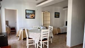 a dining room with a table and chairs and a bedroom at Rio Termal in Federación