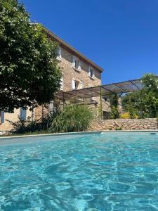 Πισίνα στο ή κοντά στο Provenzalisches Landhaus Les Martinets am Fuße des Mont Ventoux