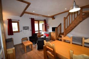 salon ze stołem i jadalnią w obiekcie Résidence Le Cervin - 3 Pièces 6 pers Duplex - WIFI- LE CERVIN - PLAGNE SOLEIL MAE-8924 w Aime La Plagne