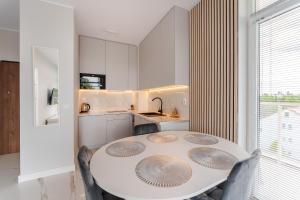 Ένα ή περισσότερα κρεβάτια σε δωμάτιο στο Apartament Messa White II z Basenem Letnim by HolidaySun +20 φωτογραφίες