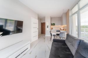 Μια τηλεόραση ή/και κέντρο ψυχαγωγίας στο Apartament Messa White II z Basenem Letnim by HolidaySun