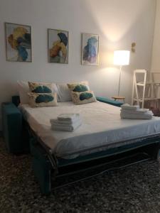 ein Schlafzimmer mit einem Bett, auf dem Handtücher liegen in der Unterkunft Dimora Gallo in Fasano