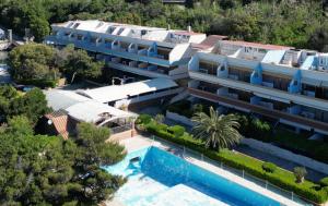 an aerial view of a hotel with a swimming pool at Chioma appartamento fronte mare - posto auto privato in Chioma