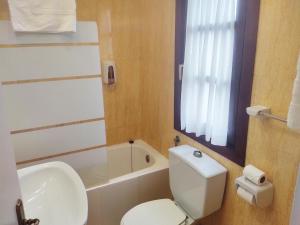 Koupelna v ubytování Hotel Lauxeta Berria + 15 fotografií