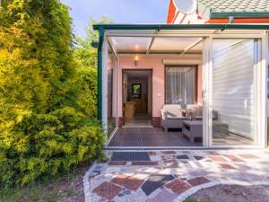 Una extensión de vidrio de una casa con patio. en Small holiday apartment, en Łukęcin