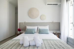 Postel nebo postele na pokoji v ubytování Aurora - Rooms & Suites - Spetses
