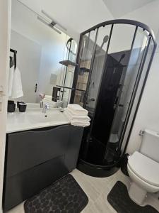 Ванная комната в Séjour cosy avec parking privé dans la cour de la maison +11 фотографий