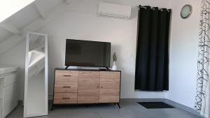 TV a/nebo společenská místnost v ubytování Friendly Beach House