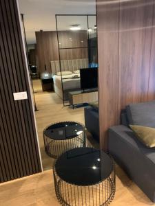 ein Wohnzimmer mit einem Sofa, Stühlen und einem Bett in der Unterkunft Capitol Suites Exclusive in Zadar + 35 Fotos