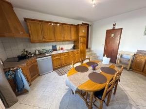 Una cocina con una mesa y sillas en una cocina. en Villa Polina, en Leiria