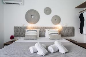 Postel nebo postele na pokoji v ubytování Aurora - Rooms & Suites - Spetses