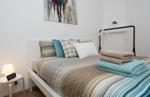 Кровать или кровати в номере Central Brussel - steps Grand Place - local vibrant neighbourhood