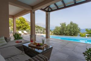 Bazén v ubytování Villa Porto Mimice, 40sqm Heated Private Pool, 4 bedrooms, Sauna, Gym, Billiard nebo v jeho okolí