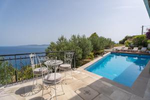 Bazén v ubytování Villa Porto Mimice, 40sqm Heated Private Pool, 4 bedrooms, Sauna, Gym, Billiard nebo v jeho okolí