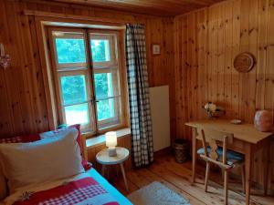 a bedroom with a bed and a window in a cabin at Haus La Punt, Savognin in Rona