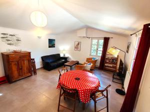 a living room with a table and a couch at Aix en Provence charmante villa piscine cadre verdoyant 6 personnes in Aix-en-Provence