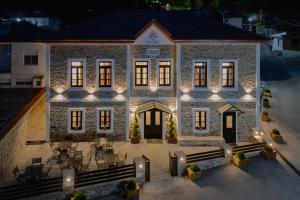 MousthéniΝysa的享有带灯的石屋的空中景致