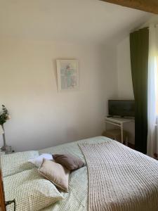 Un dormitorio con una cama con dos almohadas encima. en Les chambres des Baronnies, en Buis-les-Baronnies 20 fotos más