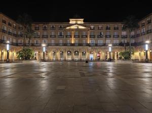 ein leerer Platz vor einem Gebäude bei Nacht in der Unterkunft Cornerstone, apartamento en Casco Viejo in Bilbao