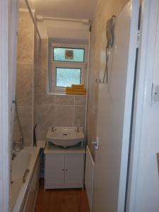 Ένα μπάνιο στο The London Apartment